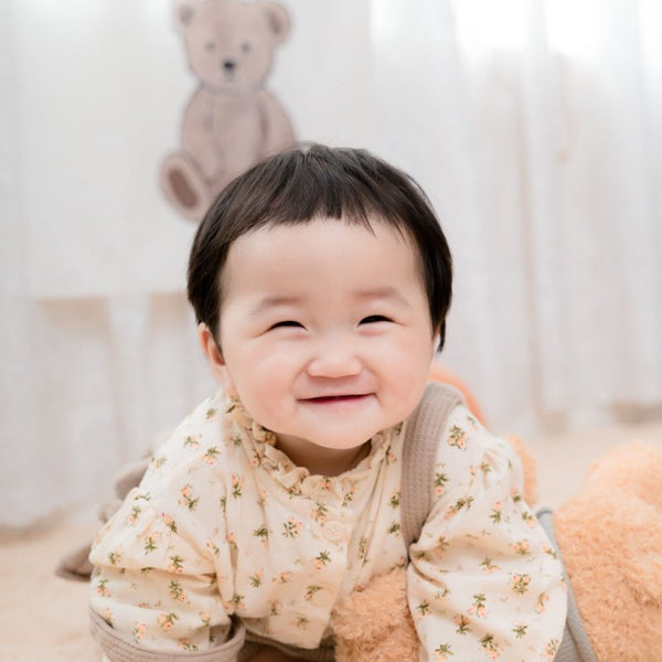 Smiling baby crawling – Stage 3 formula, 10–12 months